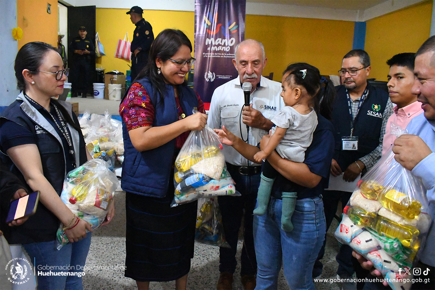 Familias de San Gaspar Ixchil y Cuilco son beneficiadas con insumos alimenticios