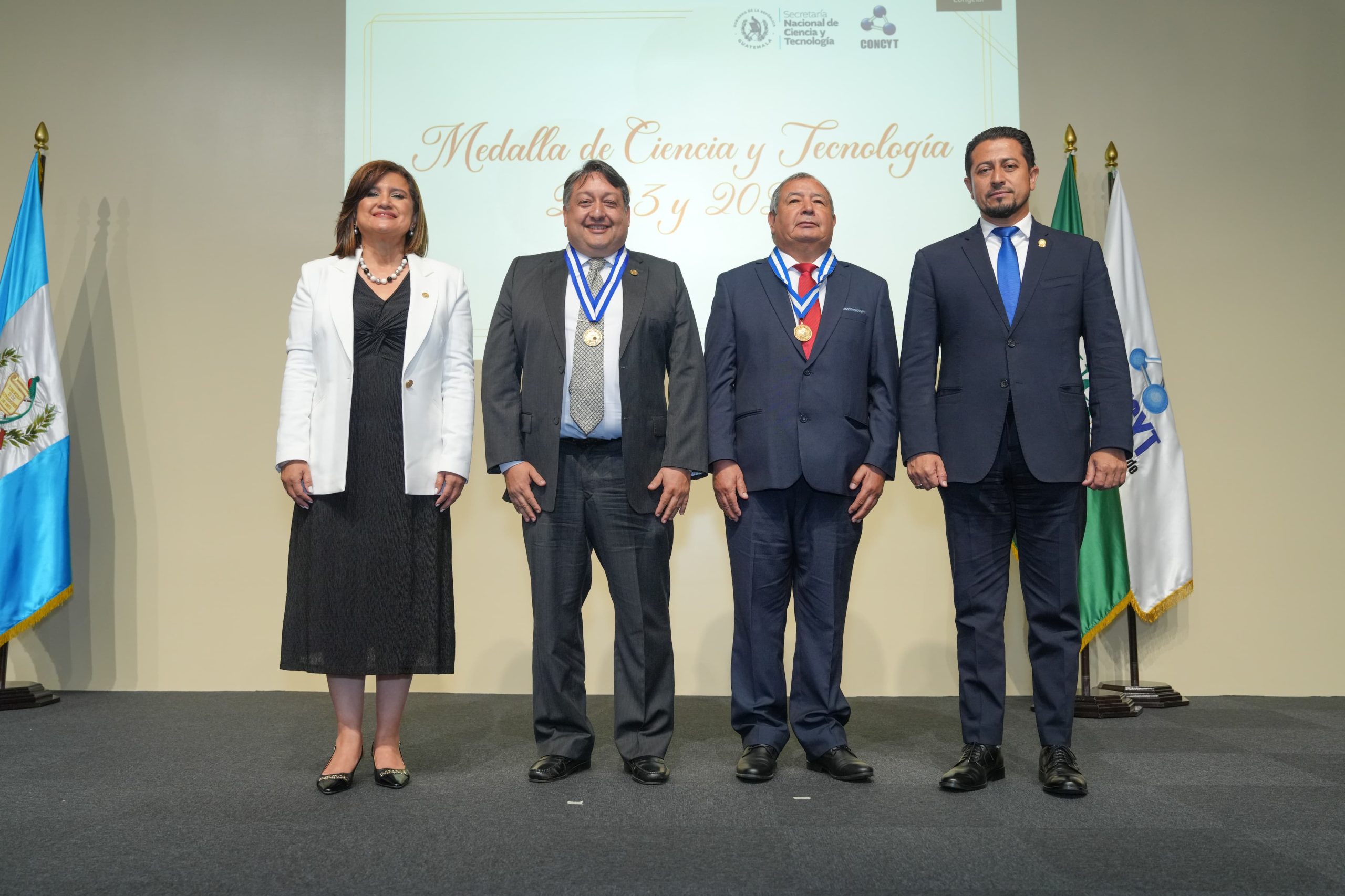 Vicepresidenta Karin Herrera y el presidente del Congreso, Nery Ramos, a los extremos y los distinguidos en el centro. / Foto: Vicepresidencia de la República.