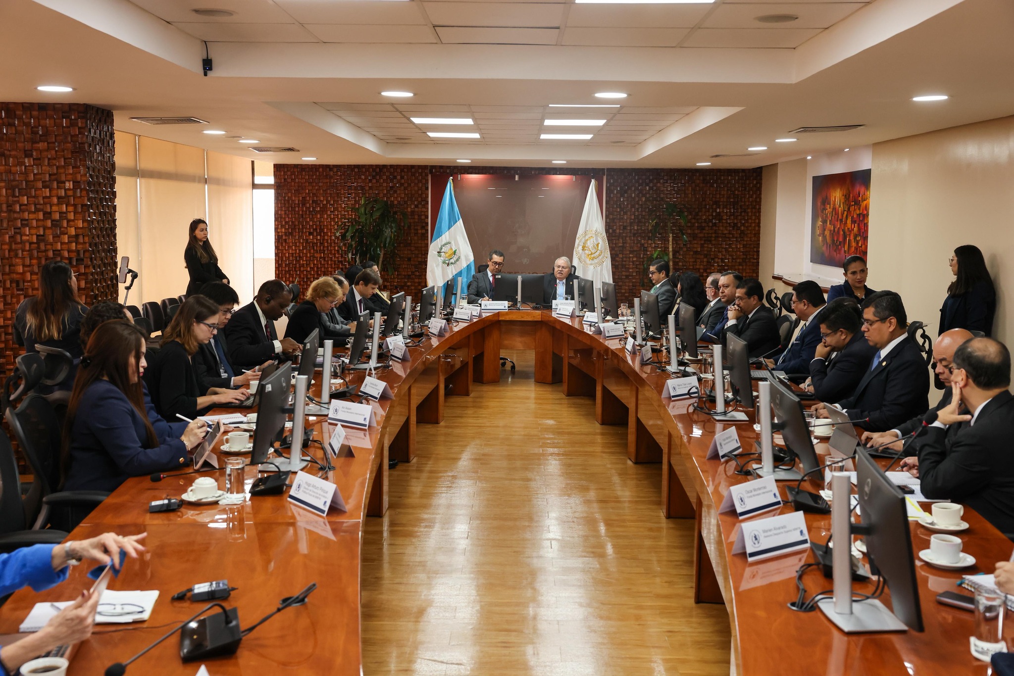 Misión del FMI visita el Minfin al empezar su evaluación de la economía de Guatemala