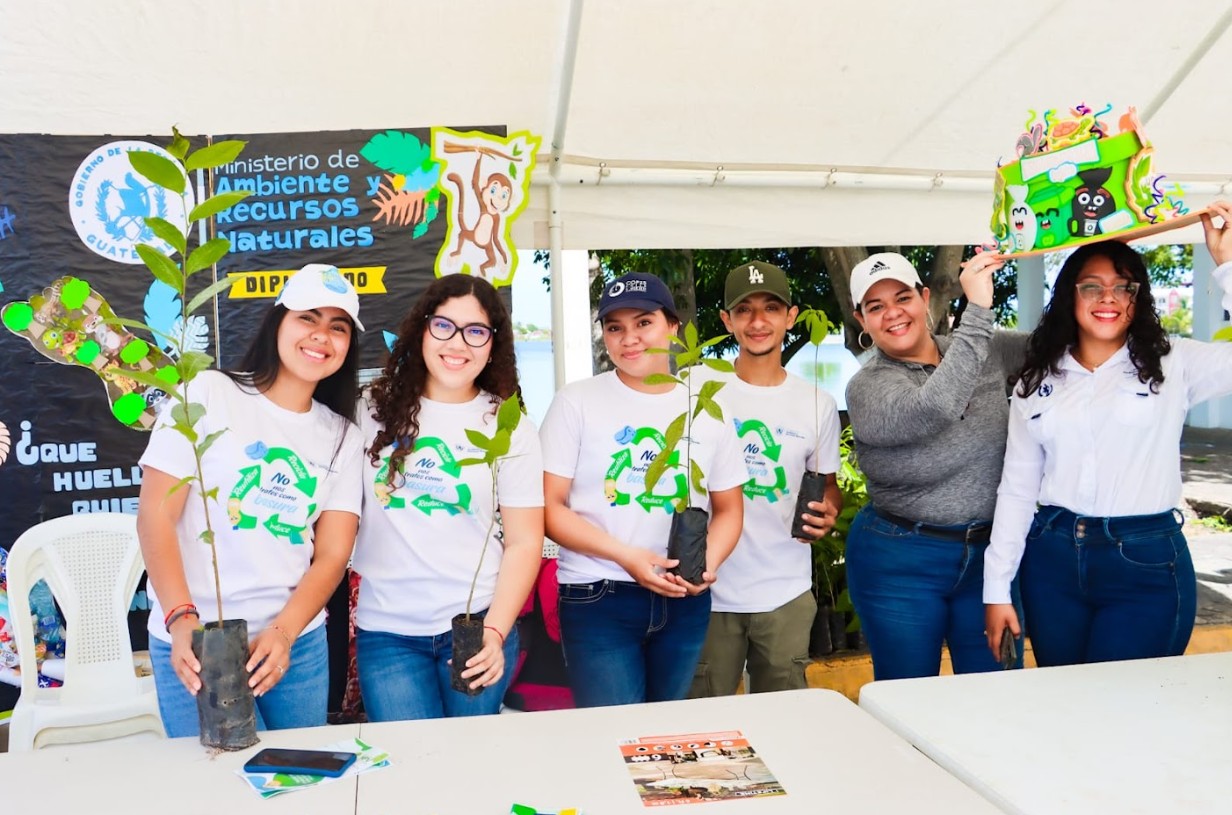 En Petén conmemoran el Día Mundial del Medio Ambiente con entrega simbólica de árboles