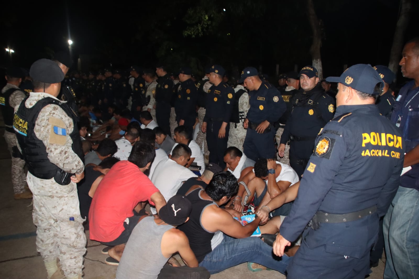 Por la noche, requisa en Granja Modelo Canadá