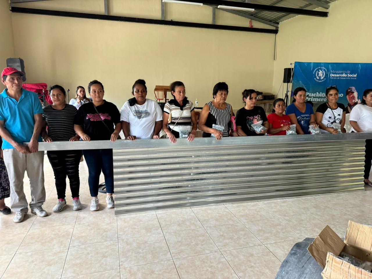 Entregan kit de techo a familias vulnerables en Estanzuela, Zacapa