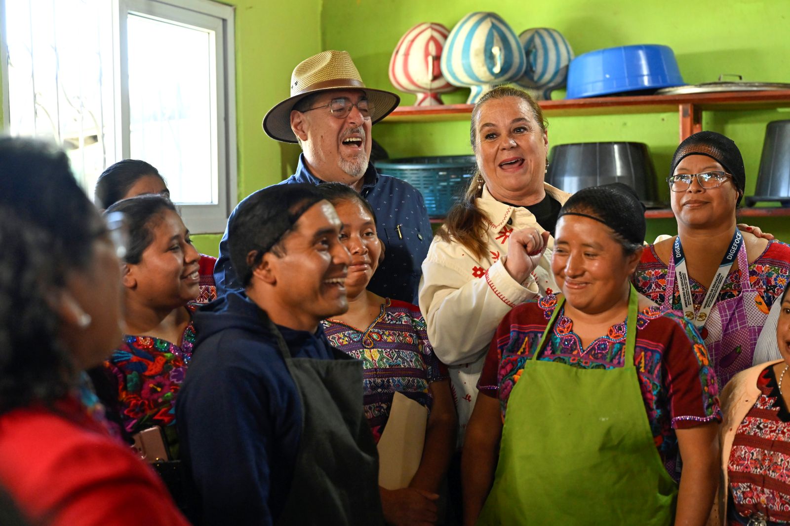El presidente Bernardo Arévalo y la ministra de Educación Anabella Giracca comparten con maestros y miembros de la OPF en escuela de San José Poaquil, Chimaltenango.