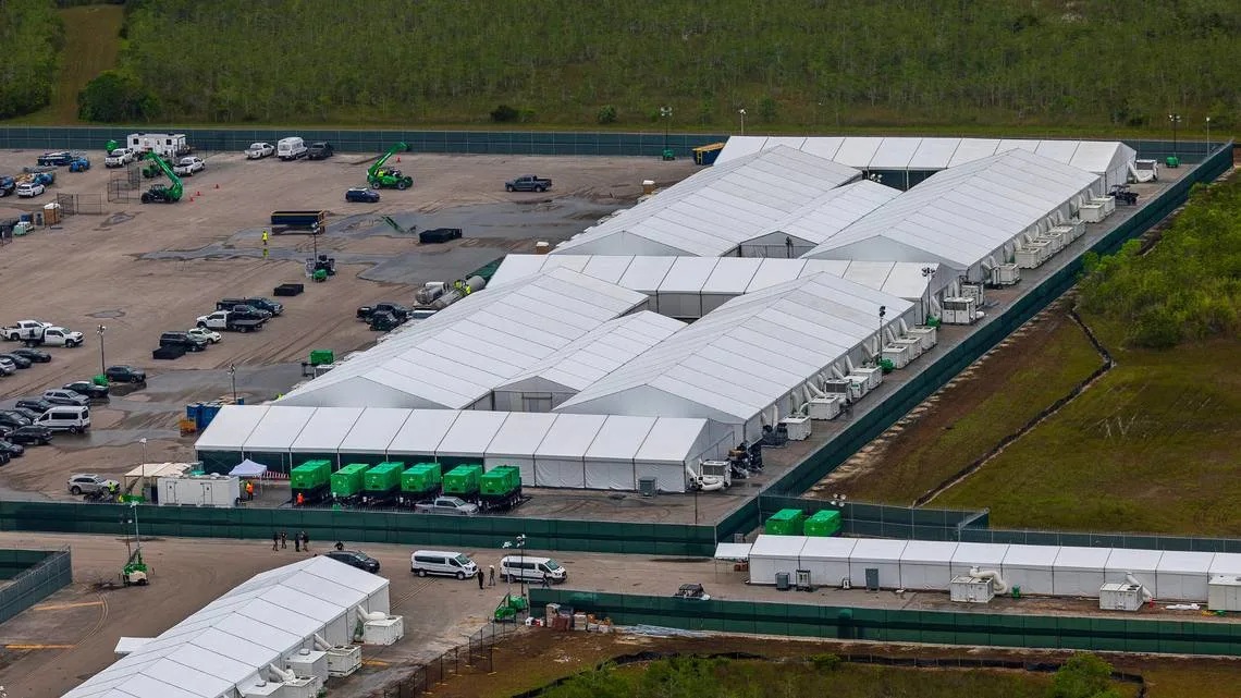 El gobierno de Trump inauguró recientemente el megacentro de detención de migrantes Alligator Alcatraz, en Florida.