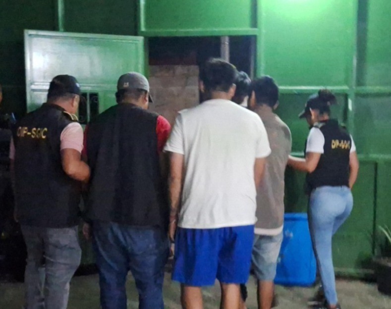 Investigadores de la PNC conducen a los capturados por ataque en velatorio en Retalhuleu.