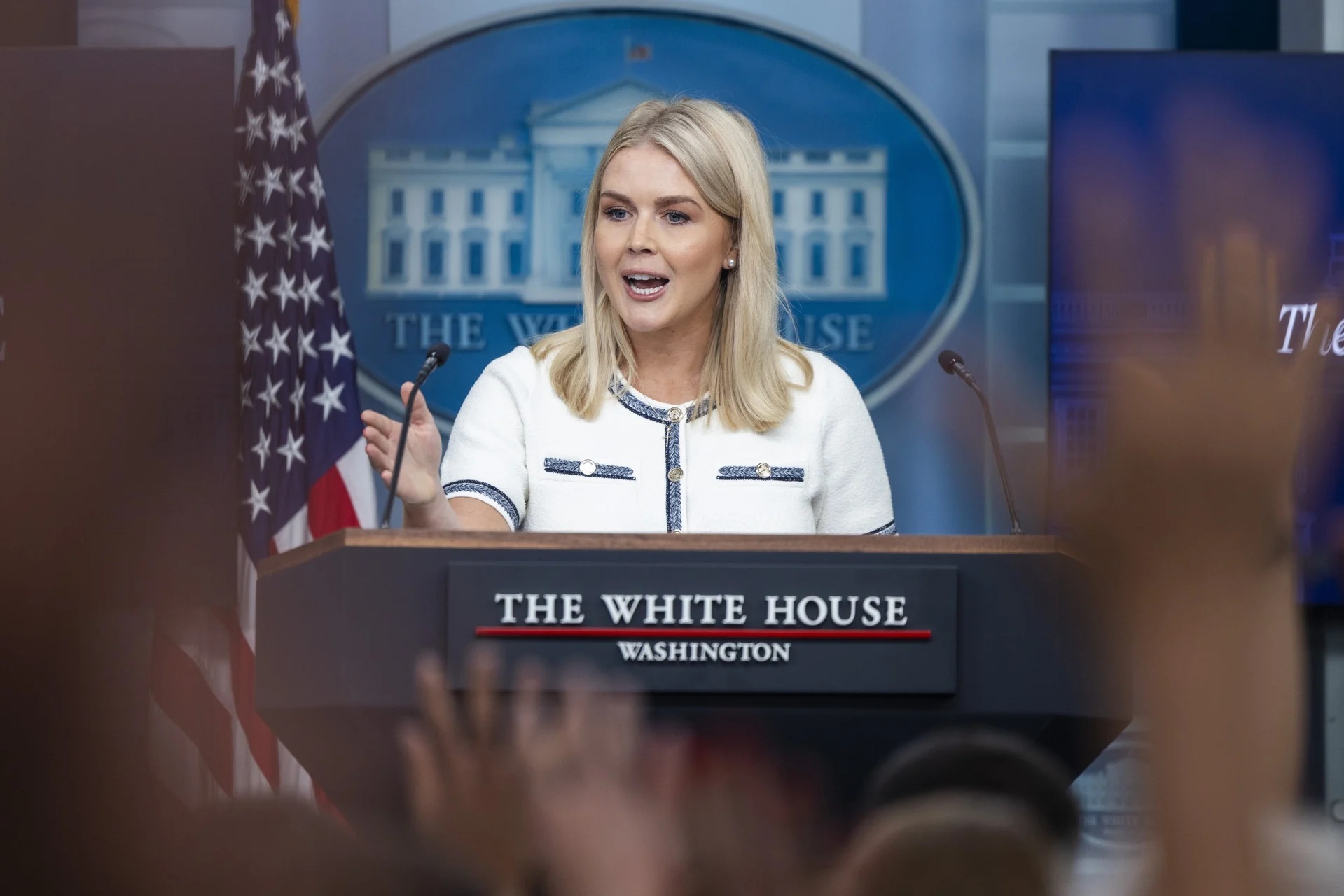 La vocera de la Casa Blanca, Karoline Leavitt, informó que el presidente Donald Trump padece de insuficiencia venosa, pero que goza de buena salud.