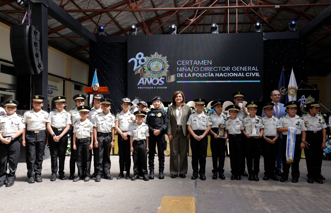 Vicepresidenta Karin Herrera participó en la elección de niño director general de la PNC. (Foto: Alex Jacinto)