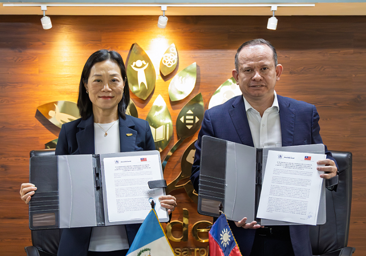El Ministerio de Desarrollo Social firmó con la Embajada de China (Taiwán) la intención de donación de vehículos. (Foto: Mides)