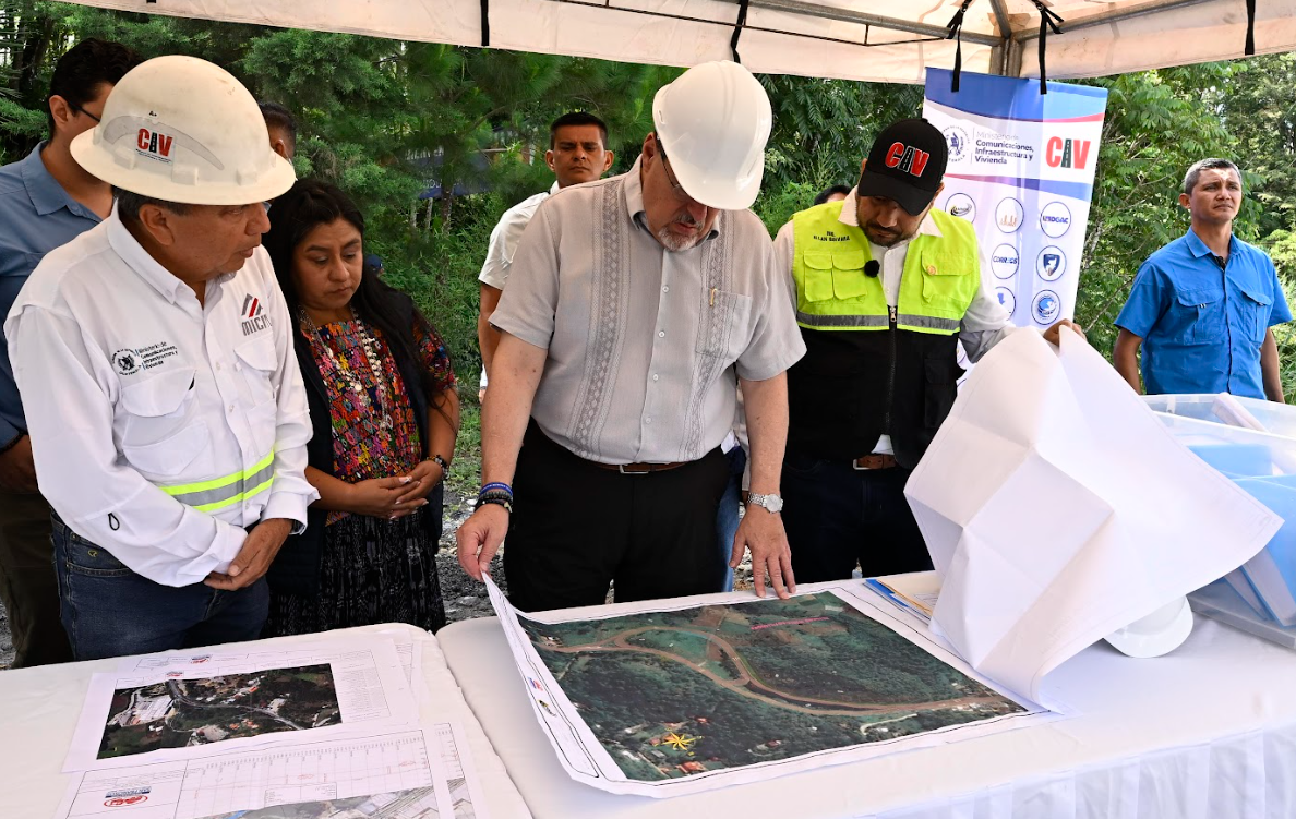 Presidente supervisa ampliación de carretera en Santa Cruz Verapaz