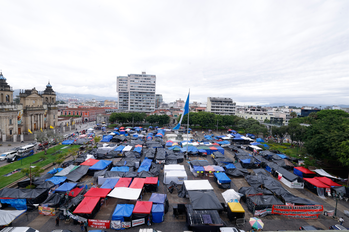Grupo de maestros del STEG que acampan en alrededores del Palacio Nacional de la Cultura. / Foto: Gilber Gracia.