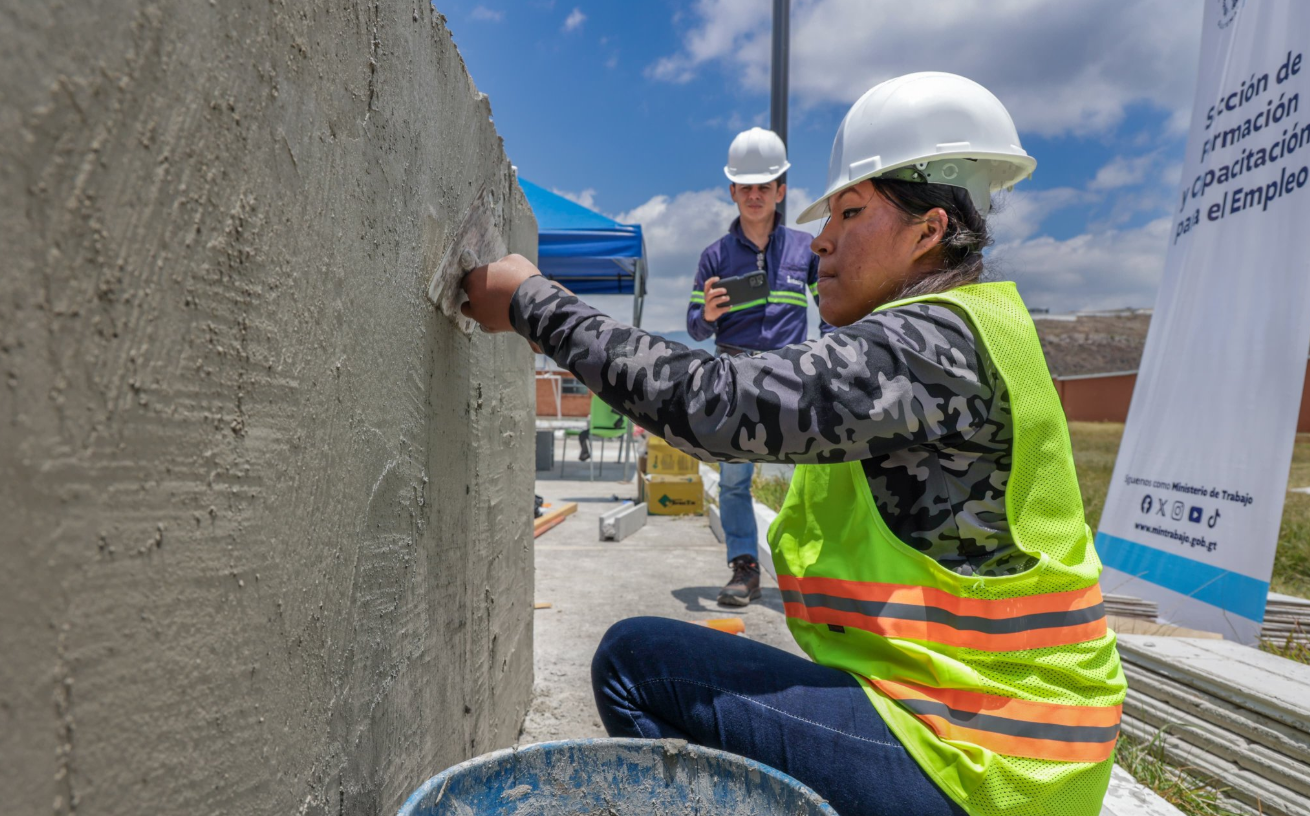 Mintrab e Intecap acreditan las capacidades técnicas de los guatemaltecos y guatemaltecas./Foto: Mintrab.