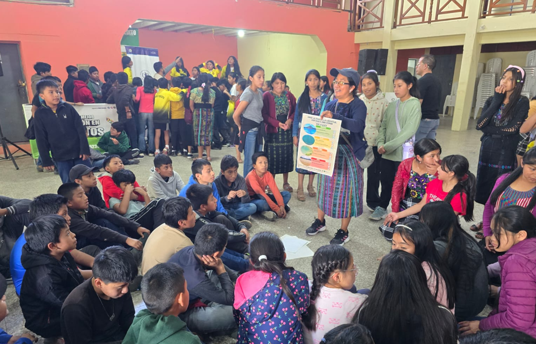 Feria Ambiental en Sololá reunió a más de 850 estudiantes para fortalecer la protección del Lago Atitlán. (Foto: AMSCLAE)