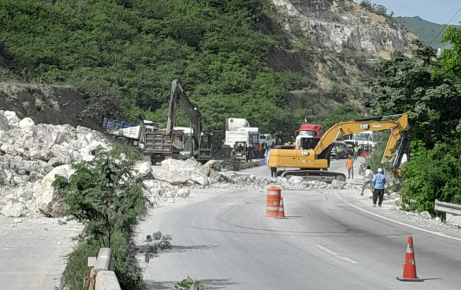 Continúan trabajos de limpieza tras derrumbe en el km 61 de la ruta al Atlántico