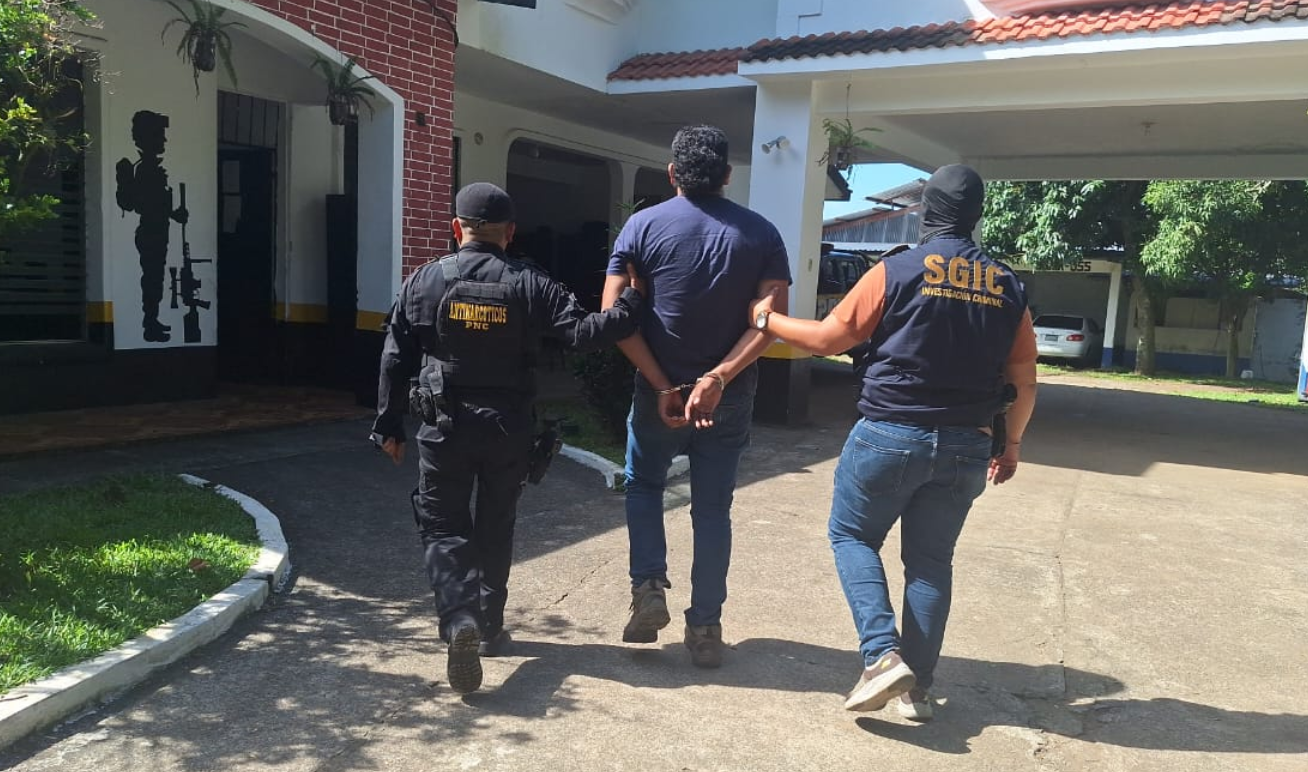 El detenido, identificado como Gelver N, de 26 años, conducía una camioneta Toyota Rav4. / Foto: PNC