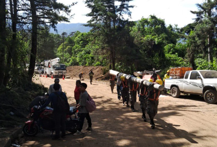 Ejército y Conred apoyan a EEGSA en reparación de red eléctrica en Santa María de Jesús