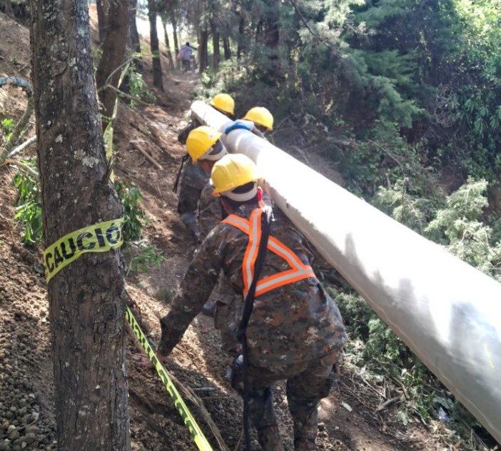 Ejército y Conred apoyan a EEGSA en el restablecimiento de energía eléctrica. (Fotos: EEGSA)