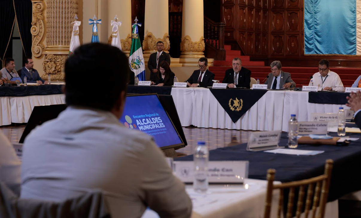 Presidente Bernardo Arévalo lidera reunión con alcaldes de Petén, Alta y Baja Verapaz. / Foto: Byron de la Cruz.