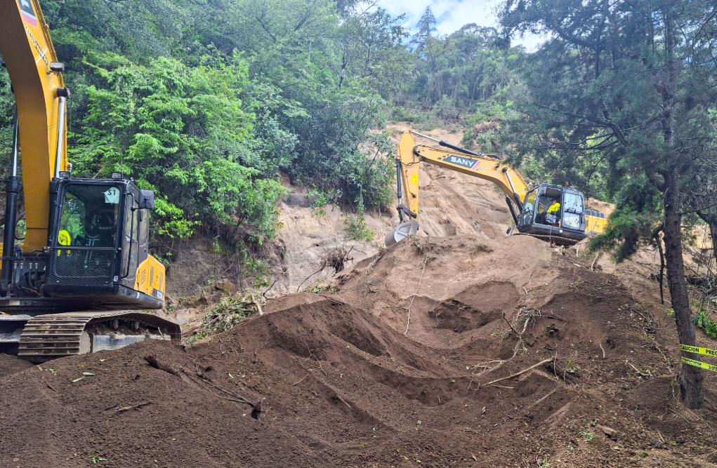 Atienden derrumbes en accesos a Santa María de Jesús, Sacatepéquez. / Foto: Covial.