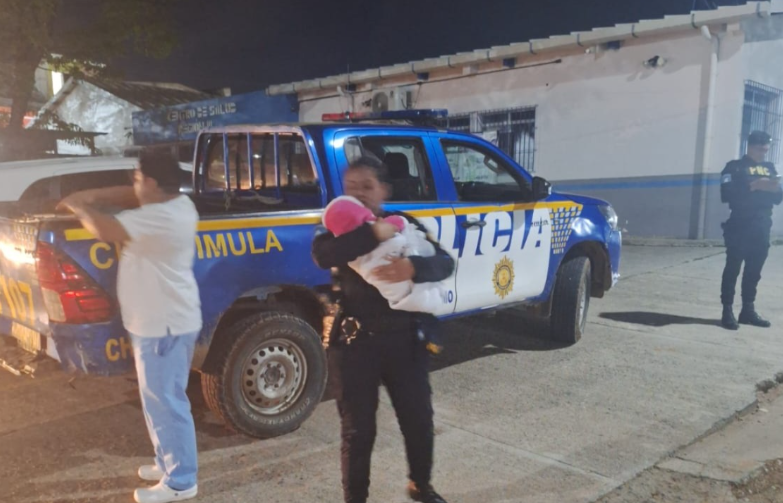 Tras una búsqueda minuciosa, encontraron a una bebé de aproximadamente un año, sola y expuesta entre el follaje. / Foto: PNC