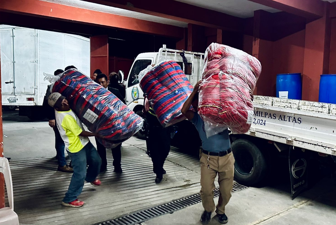 Entregan colchonetas a familias afectadas por temblores en Magdalena Milpas Altas