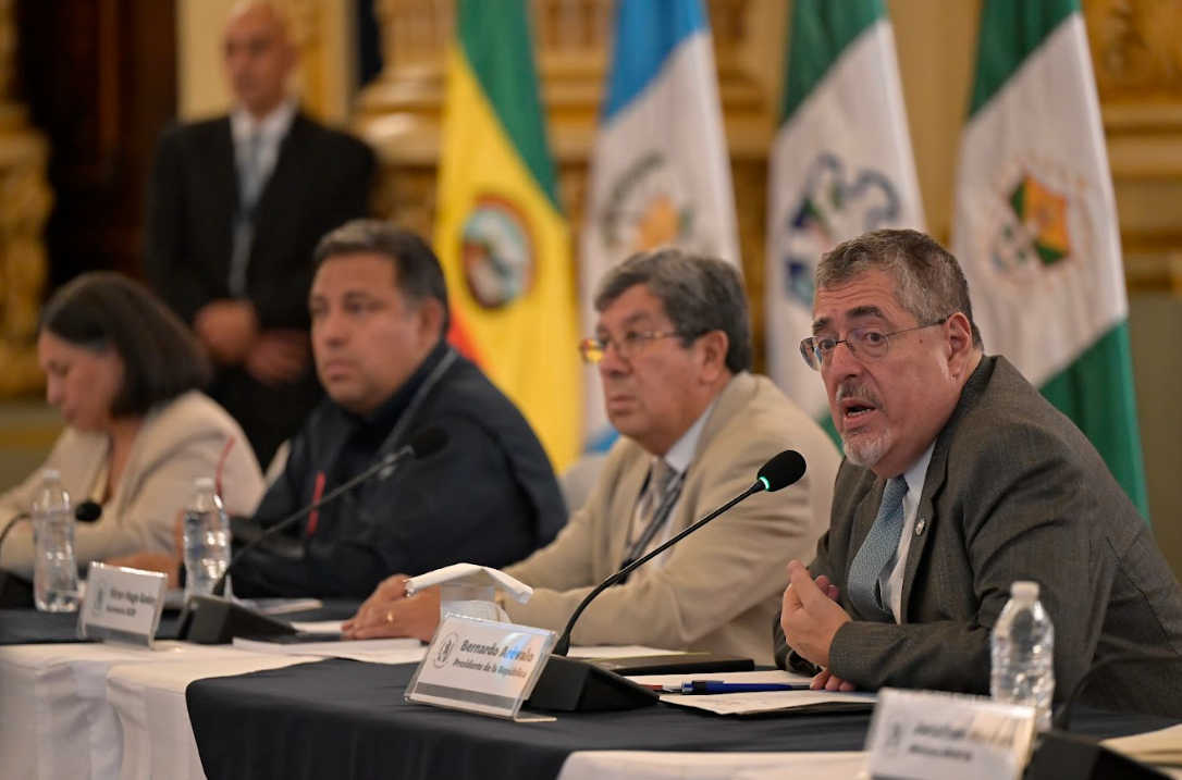 Presidente Bernardo Arévalo junto a los secretarios de la SCEP y Segeplan. / Foto: Byron de la Cruz.