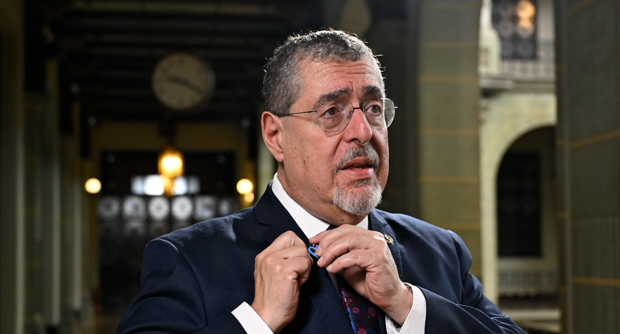Presidente Bernardo Arévalo se une a la campaña Corazón Azul contra la Trata de Personas