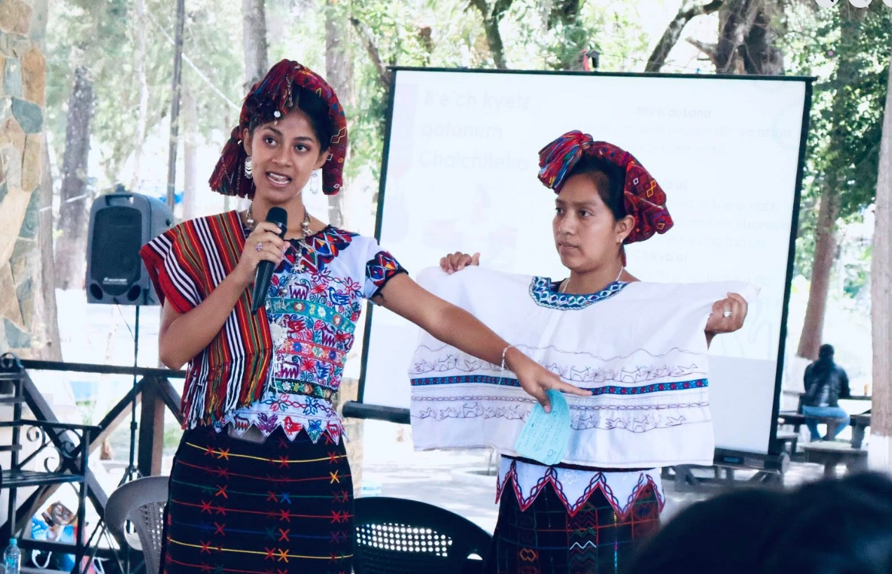 Mujeres participan en una formación de en Derechos Lingüísticos y transmisión del idioma chalchiteko con enfoque de género./Foto: ALMG.