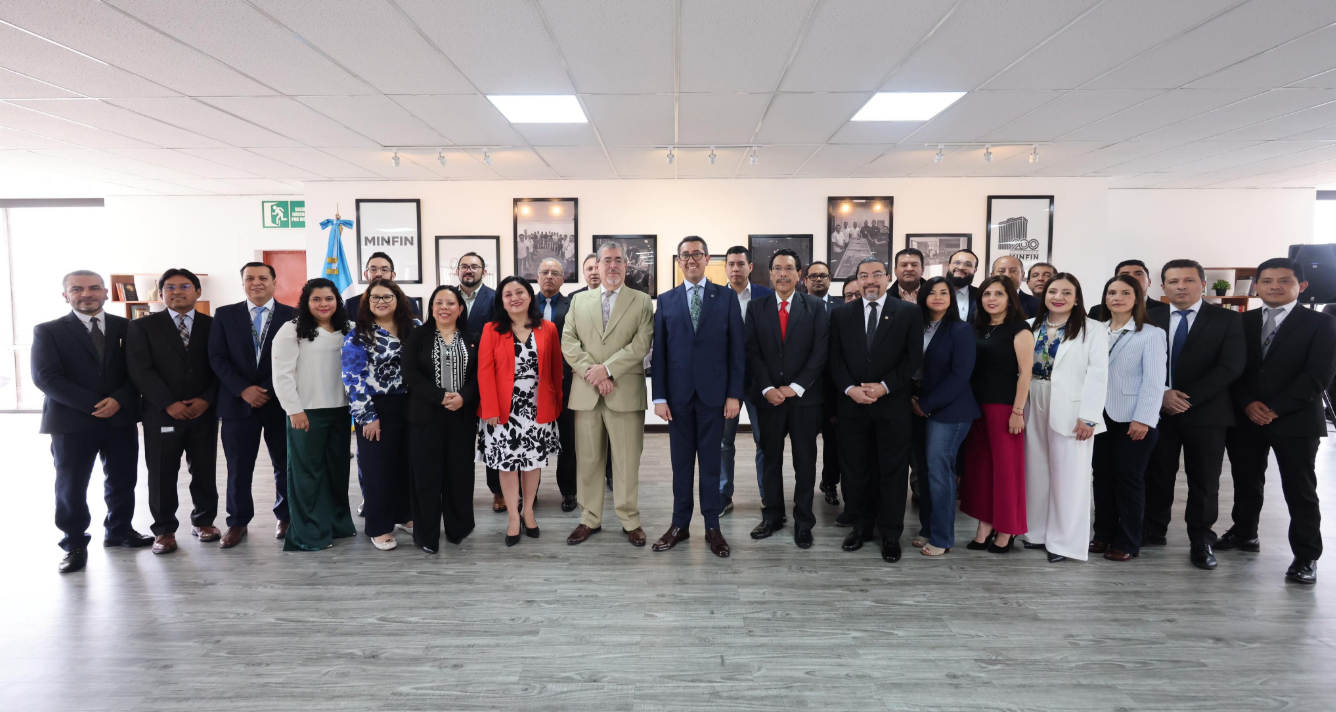 Presidente envía mensaje al Ministerio de Finanzas Públicas por sus 200 años al servicio del país