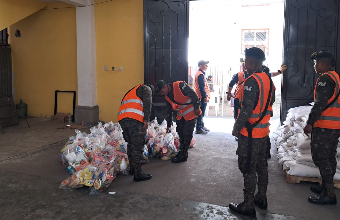 Ejército continúa trasladando alimentos a familias afectadas por sismos en Santa María de Jesús