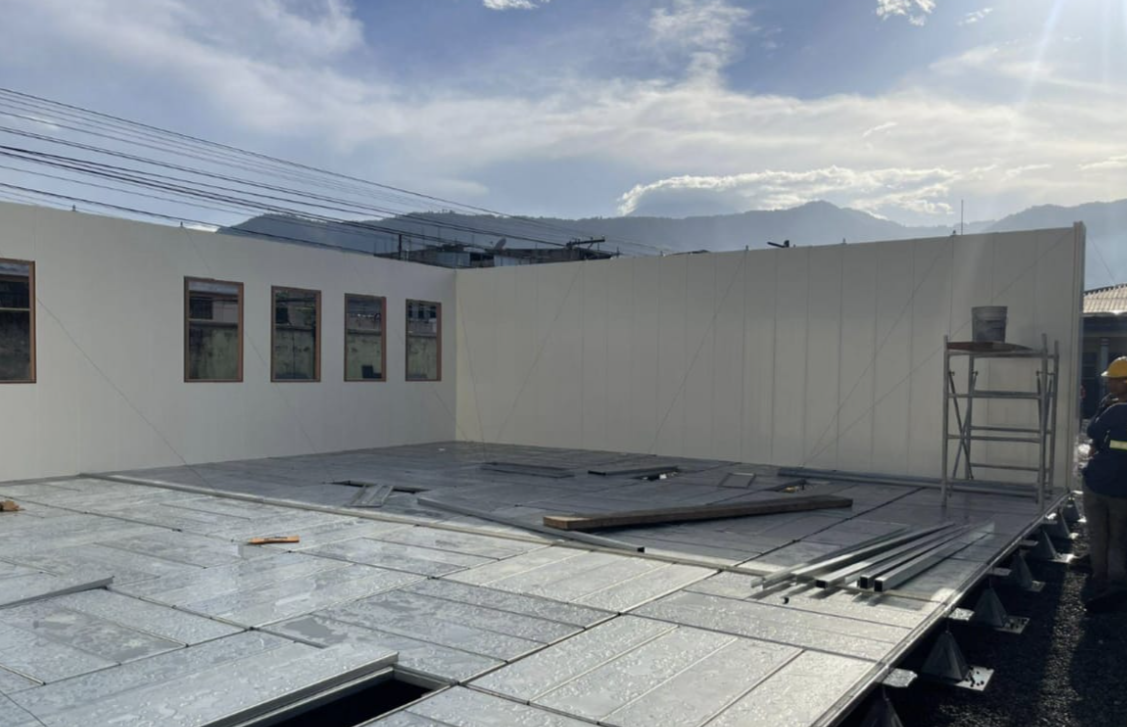 Instalan módulos temporales en el Hospital de Amatitlán./Foto: UCEE.