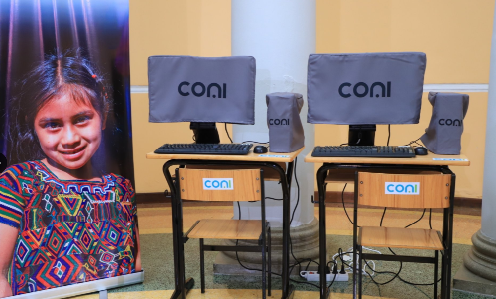 Ministerio de Educación entregará 400 equipos de cómputo a centros educativos de Alta Verapaz. (Foto: Mineduc)