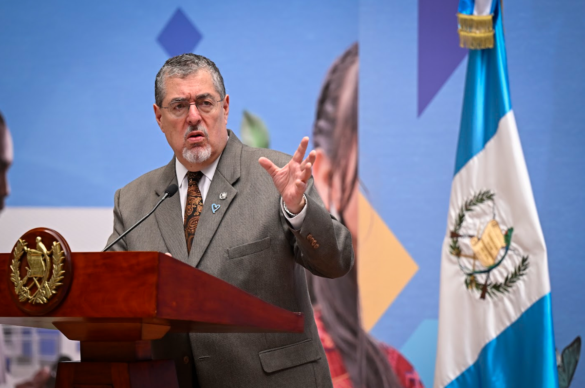 Presidente destaca reapertura de más de mil escuelas tras retiro de campamento del STEG