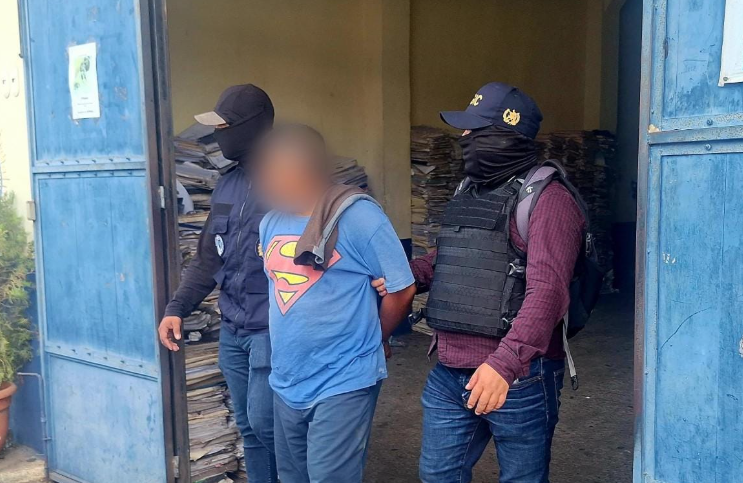 El conductor del autobús fue identificado como Julio N, de 40 años, quien inmediatamente fue detenido. / Foto: PNC
