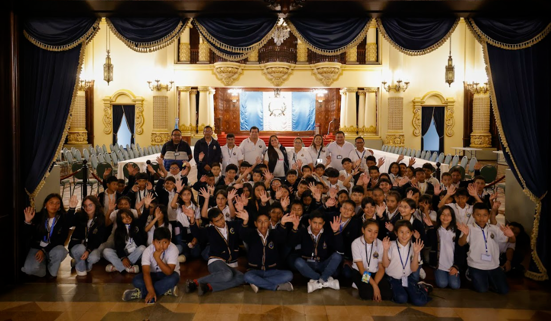 Estudiantes de la escuela Gumarkaah, de Santa Cruz del Quiché, visitaron el Palacio Nacional de la Cultura. (Foto: Gilber García)