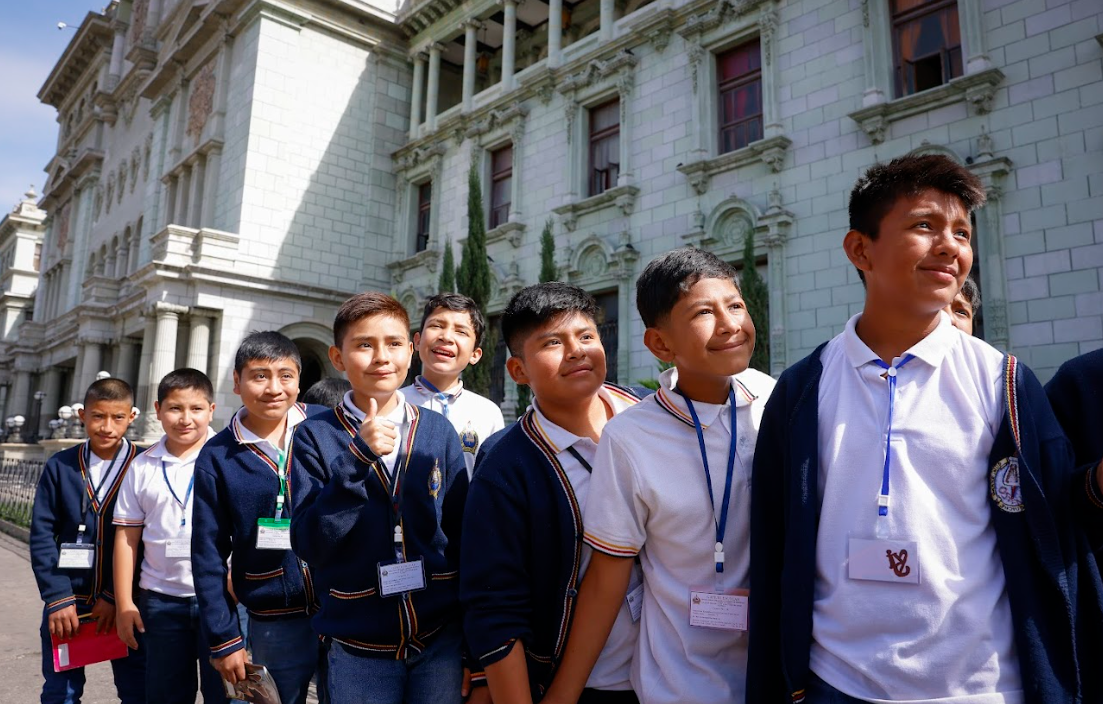 Estudiantes de la escuela Gumarkaah, de Santa Cruz, Quiché visitaron el Palacio Nacional de la Cultura . (Fotos: Gilber García)