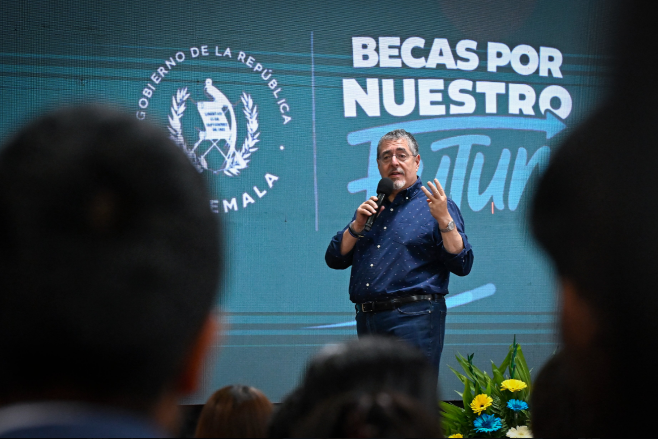 Presidente Arévalo sorprende por videollamada a una de las primeras beneficiadas del programa Becas por Nuestro Futuro