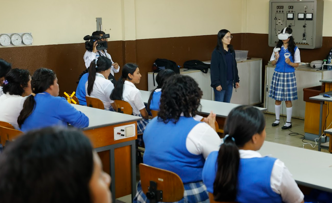Señoritas del Instituto Belén depositan sus expectativas en los nuevos clubes de ciencias