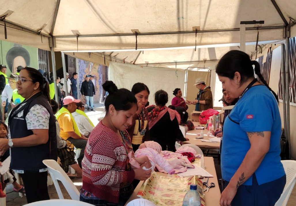 Ministerio de Salud brinda atención a comunidad de Santa María de Jesús. (Foto: MSPAS)