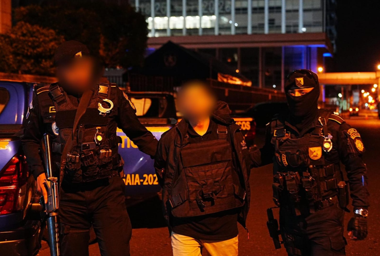 sorprendido cuando portaba en la mano una pistola con el número de registro esmerilado. / Foto: PNC