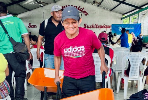 Fodes entrega kits de techo mínimo y carretas de mano en Suchitepéquez
