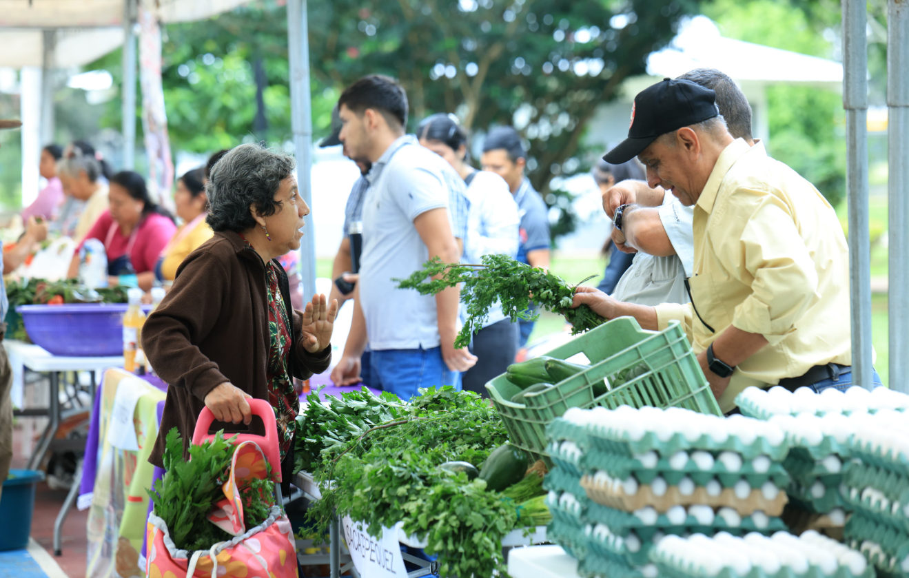 Así se vivió la Feria del Agricultor en el Campo de Marte, con productos frescos a bajos precios