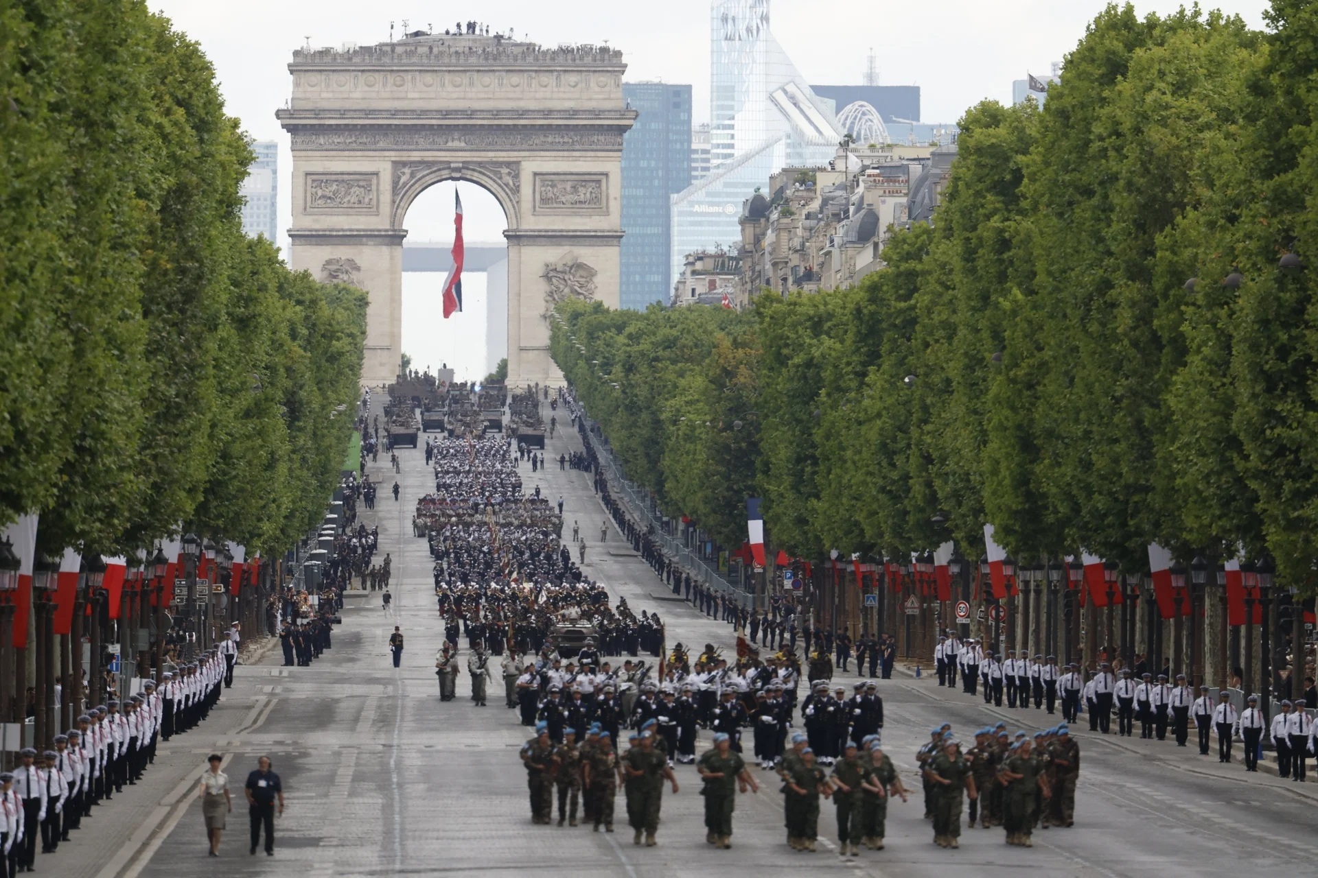 Fuerzas militares de Francia muestran parte de su fuerza durante desfile de este 14 de julio.
