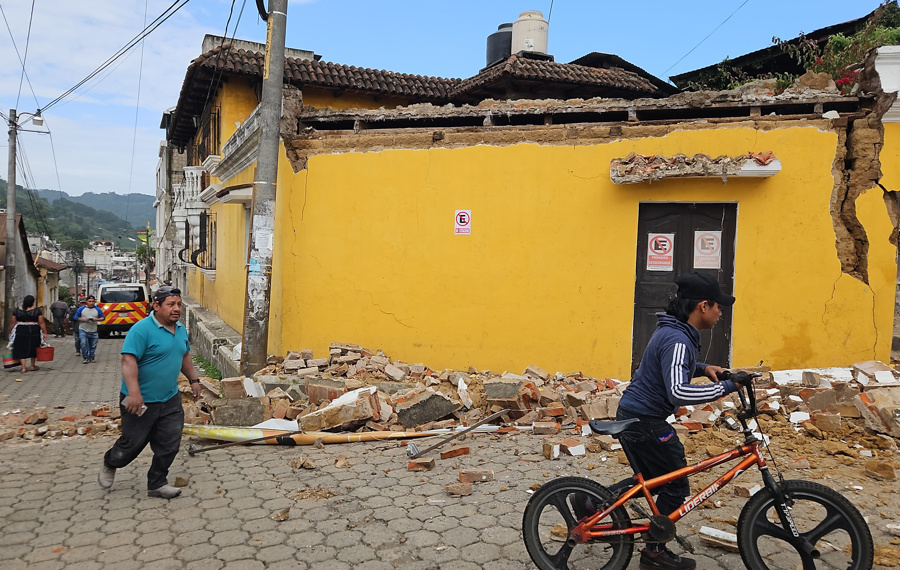 Dos fuertes temblores dejan dos fallecidos y daños materiales en Guatemala