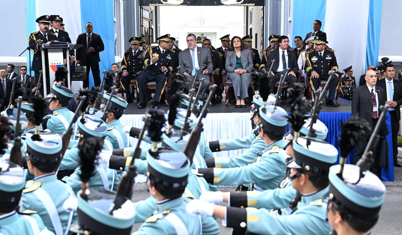 Presidente refrenda vocación democrática del Ejército, que “no se prestará a llamados inconstitucionales”