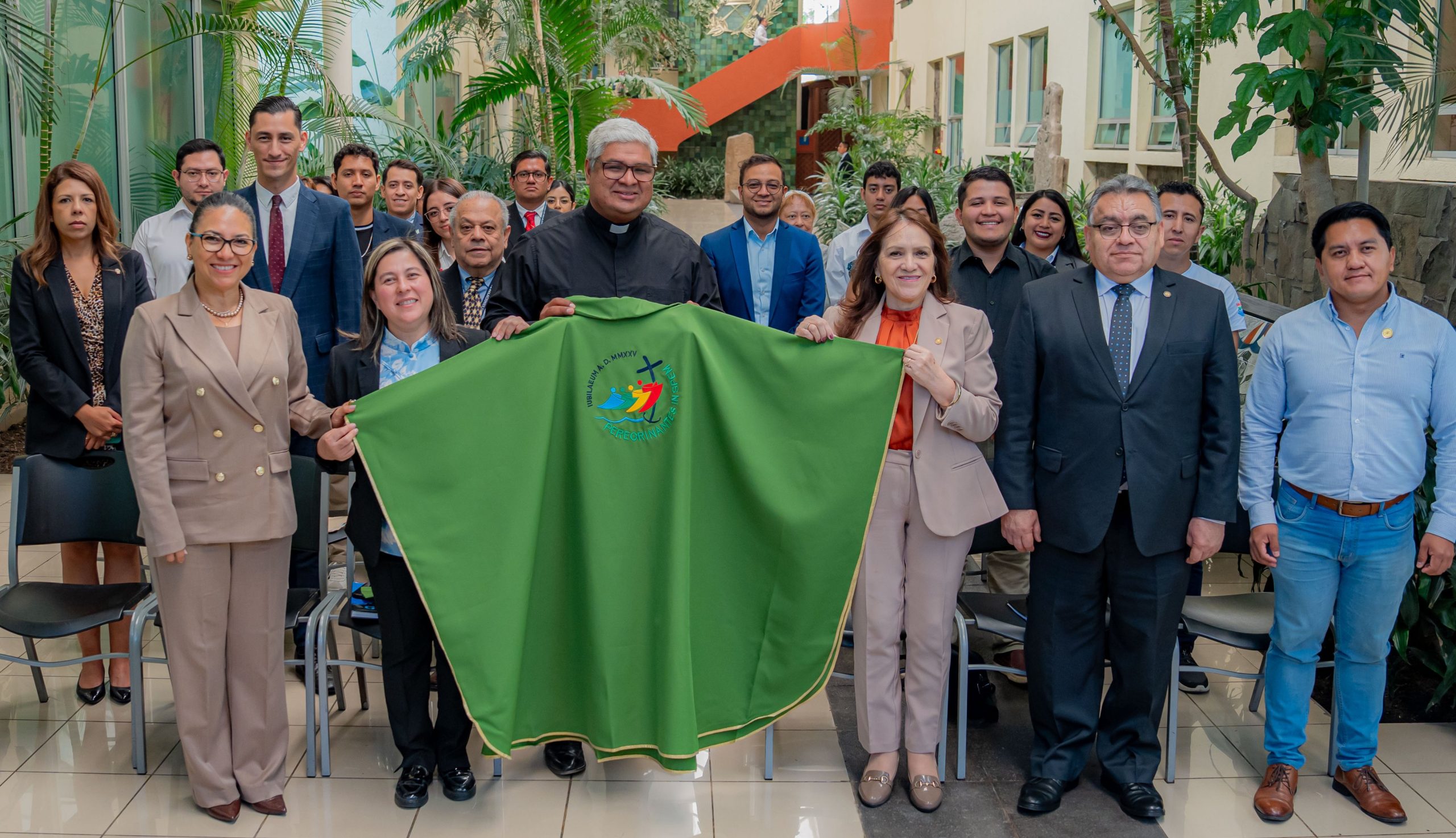 Minex recibe visita de jóvenes guatemaltecos que participarán en el Jubileo de la Esperanza en el Vaticano