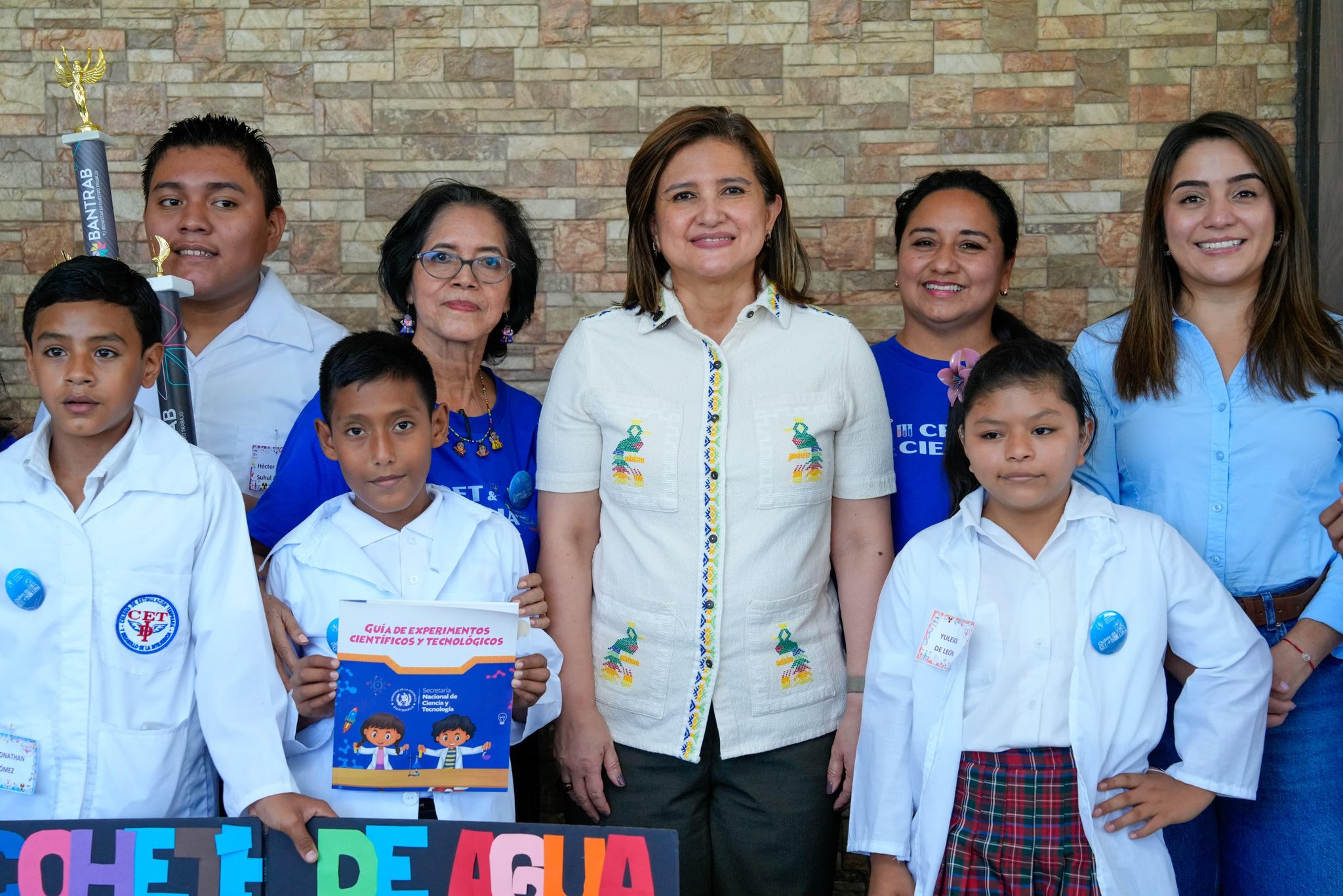 Vicepresidenta impulsa los clubes de ciencia en Suchitepéquez. / Foto: Vicepresidencia de la República.