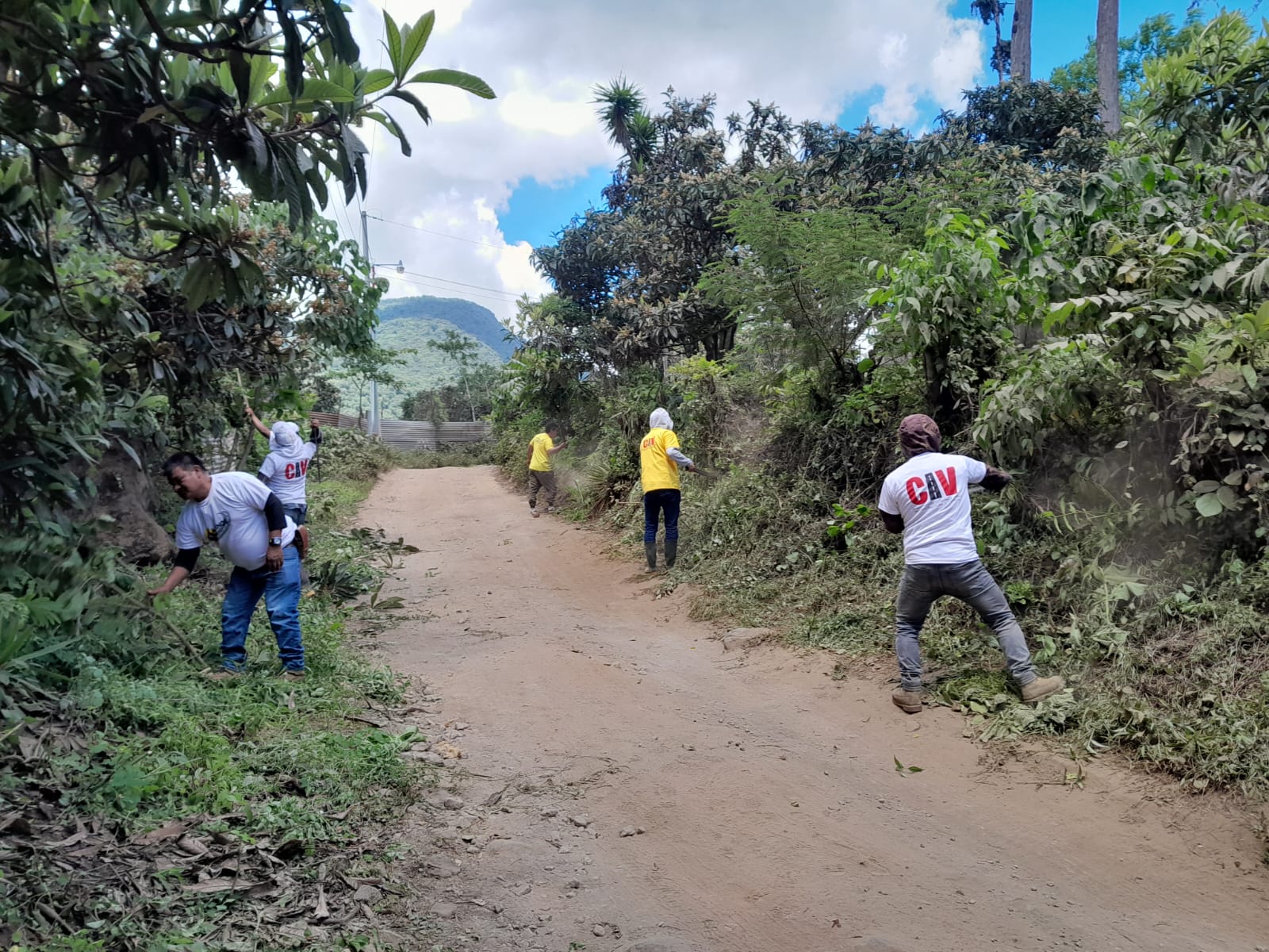CIV realiza labores de chapeo y limpieza para mejorar acceso a Santa María de Jesús