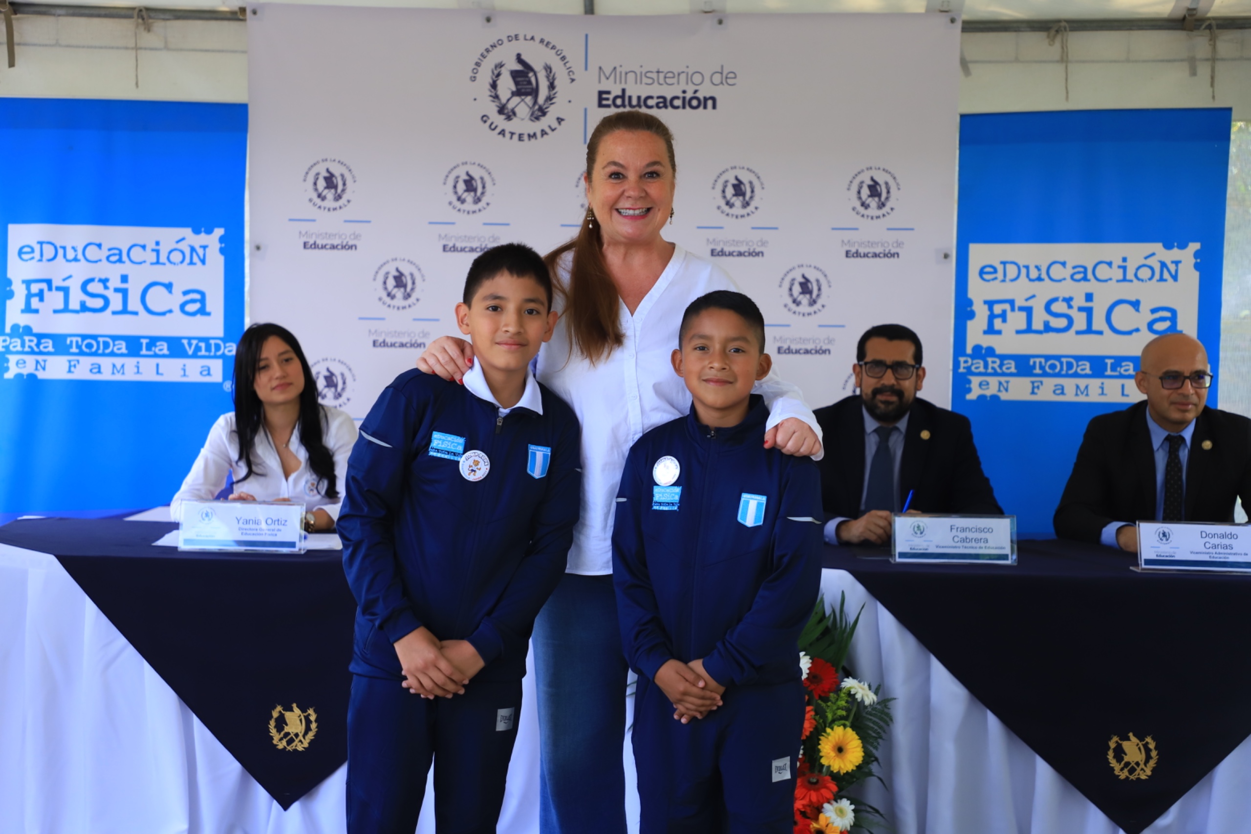 Herber y Josué junto a la ministra Anabella Giracca. / Foto: Mineduc.