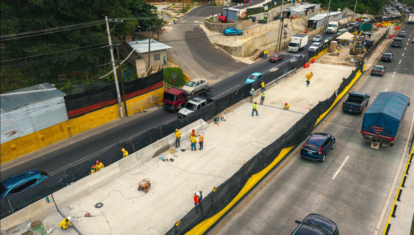 Trabajadores de Covial llevan a cabo los últimos trabajos antes de mañana se abra el paso al tránsito vehicular.