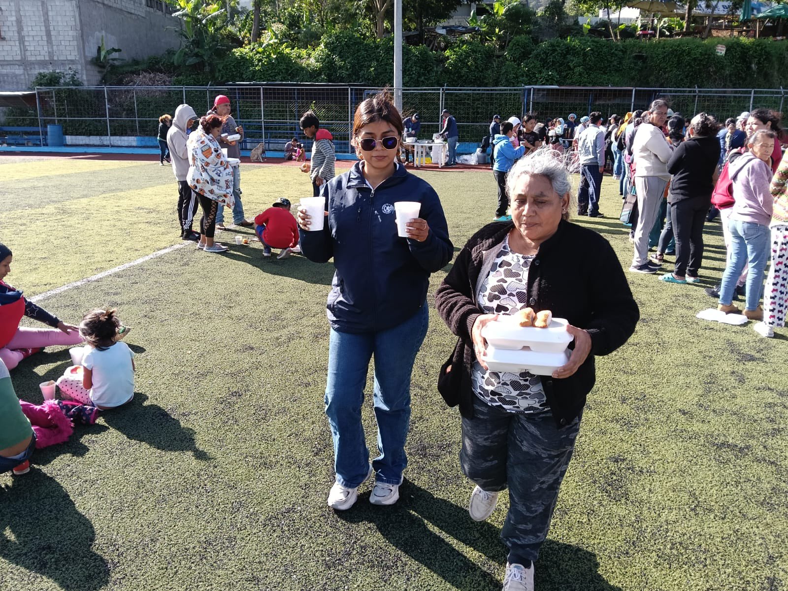 Personal del Mides entrega raciones de alimentos a pobladores en albergue de San Vicente Pacaya, Escuintla.